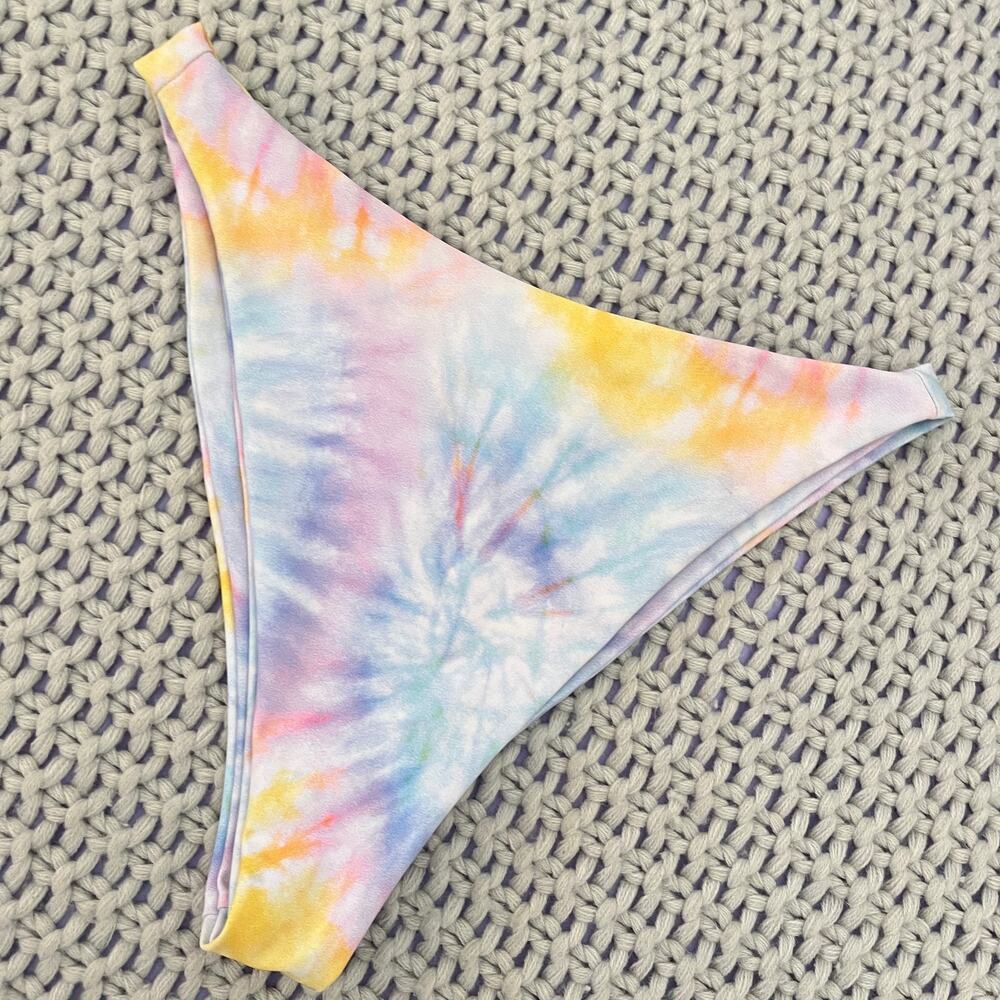 Skatie• ‘Kelly’ Bikini Bottoms in TAVARUA Tie Dye - Picture 3 of 11